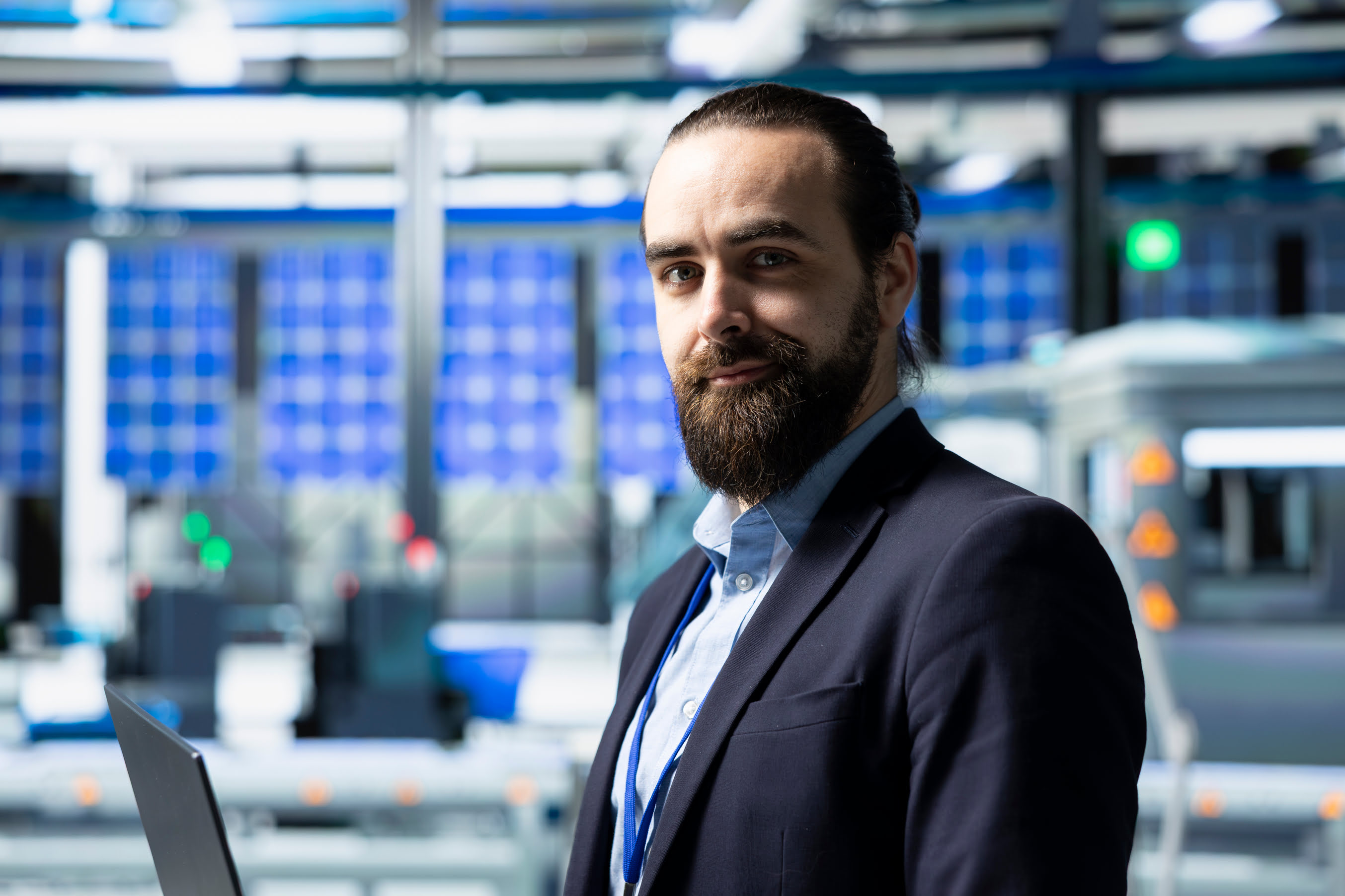 Fabrikinspektor mit Schutzanzug bei der digitalen Überwachung